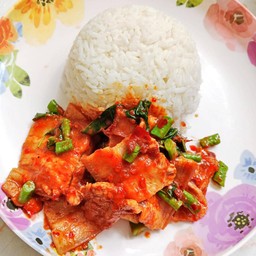 ข้าวหมูสามชั้นสไลด์ผัดพริกแกง