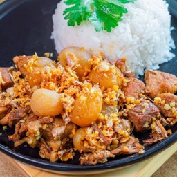 หมูตุ๋นลำไยทอดกระเทียม ราดข้าว