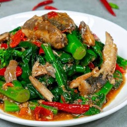 คะน้าปลากระป๋อง กับข้าว
