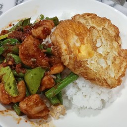 ข้าวผัดพริกแกงหมูใบโหรพา