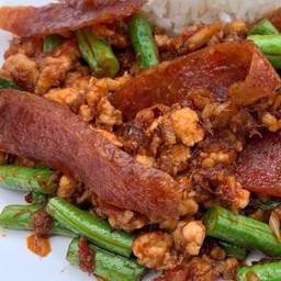 ผัดพริกแกงไก่สับไก่เชียงเป็นกับ