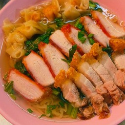 บะหมี่เกี๊ยวน้ำหมูแดงหมูกรอบ