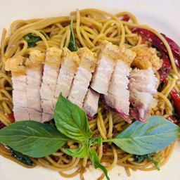 สปาเก็ตตี้พริกแห้งหมูกรอบ