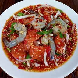 ยำแซลมอนกุ้งสด