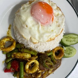 ปลาหมึกผัดเครื่องแกงราดข้าว