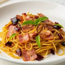 สปาเกตตี้เบคอนผัดพริกแห้ง