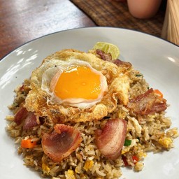 ข้าวผัดพริกเกลือเบค่อน ไข่ดาว