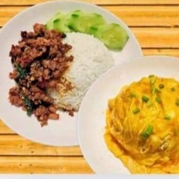 @ครัวบ้านแม่ (หลัง ธกส.) กะเพราโจร(พริกแห้ง)&ข้าวหน้าไข่ข้น