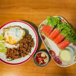 กะเพรา  &  สลัดโรล byNatchafood