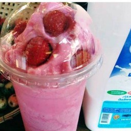 นมสดชมพูสตอเบอรี่ปั่น