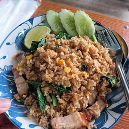ข้าวผัดหมูกรอบ