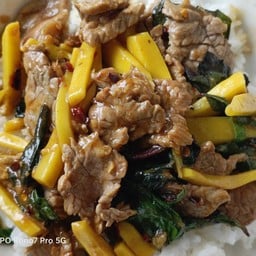 ข้าว+กระเพราเนื้อหน่อไม้