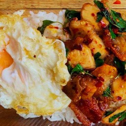 ข้าวกระเพราหมูกรอบ