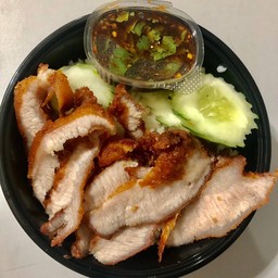 คอหมูทอดน้ำปลาราดข้าว