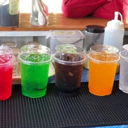 น้ำอัดลมใส่แก้วโอ่ง