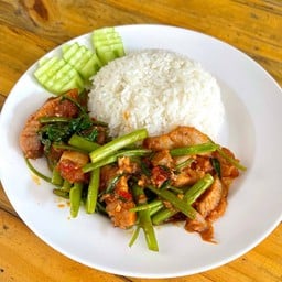 ข้าวราดผัดพริกแกง ผักบุ้ง