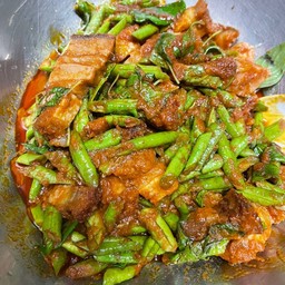 ผัดพริกแกง หมูกรอบ ( กับข้าว )