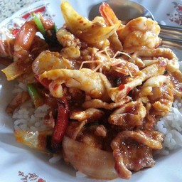 ผัดพริกเผารวมมิตรราดข้าว