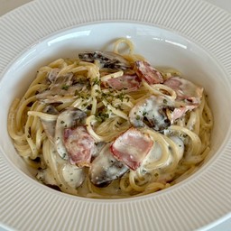 สปาเกตตี้ไวท์ซอสครีมเห็ดแชมปิยอง เบคอน