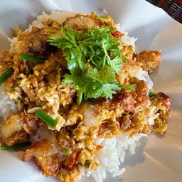 ข้าวไข่ขยี่คั่วพริกเกลือหมูกรอบ