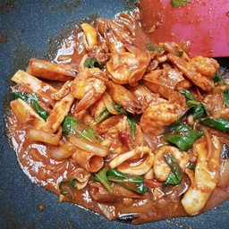 ผัดพริกเผาปลาหมึกราดข้าว