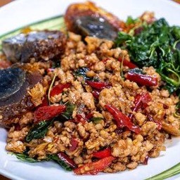 กระเพราหมูสับไข่เยี่ยวม้า(กับข้าว)