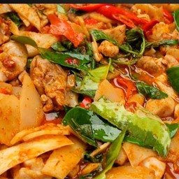 ข้าวผัดพริกแกงไก่ใส่หน่อไม้