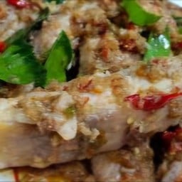 เนื้อปลากระพงผัดตะไคร้ราดข้าว