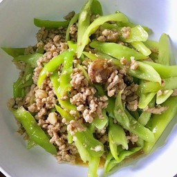 ผัดพริกหยวกหมูสับราดข้าว