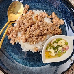 ข้าวหมูสับกระเทียม