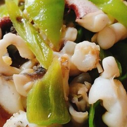 ผัดพริกหยวก ปลาหมึก ราดข้าว