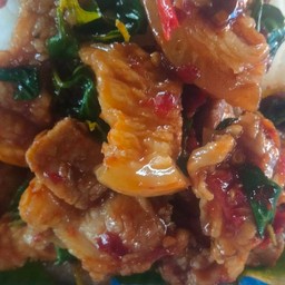 กระเพาหมูสามชั้นราดข้าว