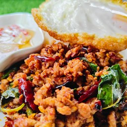 กะเพราพริกแห้งสูตรแซ่บ (ครัวในบ้าน)