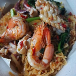 ผัดมาม่าผัดขี้เมากุ้ง หมึก