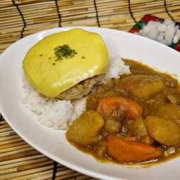 ข้าวหน้าแกงกะหรี่แฮมเบิร์กโปะชีส