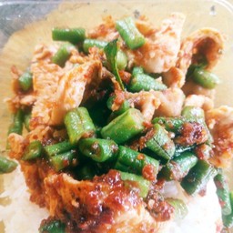 พริกแกงหมูถั่วฝักยาวราดข้าว
