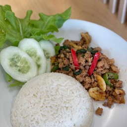 ผัดกระเพาหมูสับไข่ดาวราดข้าว