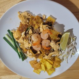 เหลาผัดไทยเกี๊ยวกรอบ กุ้ง