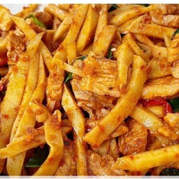 ข้าวผัดพริกแกงหมูใส่หน่อไม้