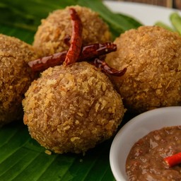 ข้าวปั้นน้ำพริกกะปิปลาทู