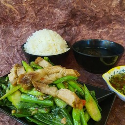 ข้าว+คะน้าหมูกรอบ+ซุป