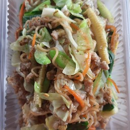 ผัดมาม่าใส่ไข่หมูสับ