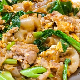 เส้นใหญ่ผัดซีอิ้ว