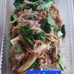 ผัดมาม่าผัดขี้เมาหมูสับ