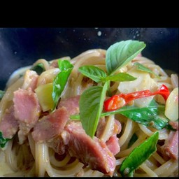 Spaghetti with green curry sauce bacon สปาเก็ตตี้ เขียวหวาน เบคอน