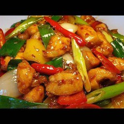 ผัดพริกเผาไก่ ราดข้าว