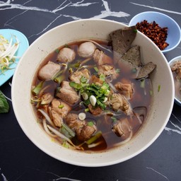 เส้นเล็กหมูตุ๋น