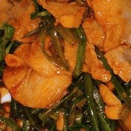 ผัดพริกเผาสามชั้นราดข้าว