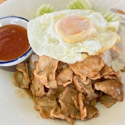 ข้าวหมูกระเทียม+ไข่ดาว