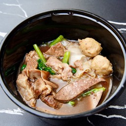 เส้นใหญ่หมูตุ๋น